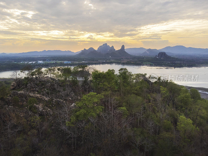 全景鸟瞰山和湖日落在Phu Sub Lek水库，华富里，泰国。